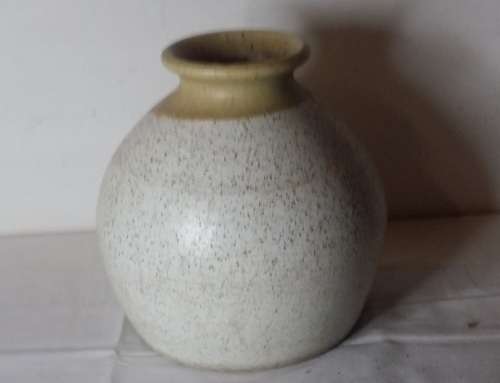 VINTAGE VASE 19 CM TALL