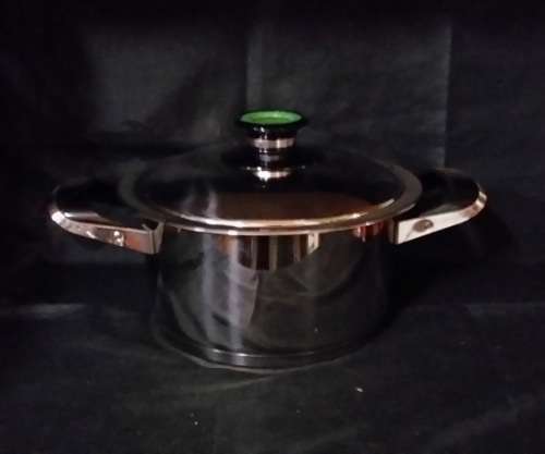 AMC COOKING  POT ( NEW CONDITION )