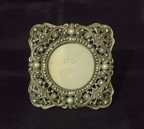 STUNNING METAL PHOTO FRAME WITH FAUX PEARLS