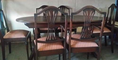 VINTAGE  EXTENDABLE OVAL TABLE  , 6 CHAIRS (of which  2 carver arm chairs )