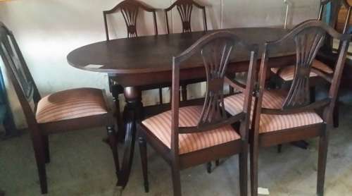 VINTAGE  EXTENDABLE OVAL TABLE  , 6 CHAIRS (of which  2 carver arm chairs )