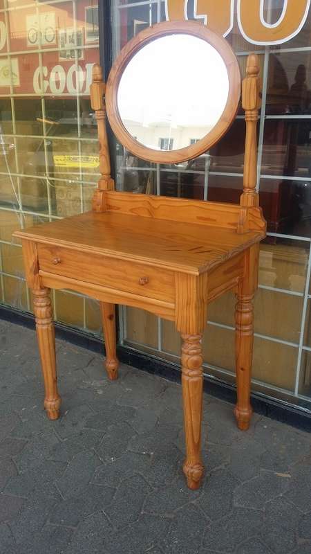 A FABULOUS  ONE DRAWER DRESSING TABLE ( COLLECTION EDENVALE JHB )