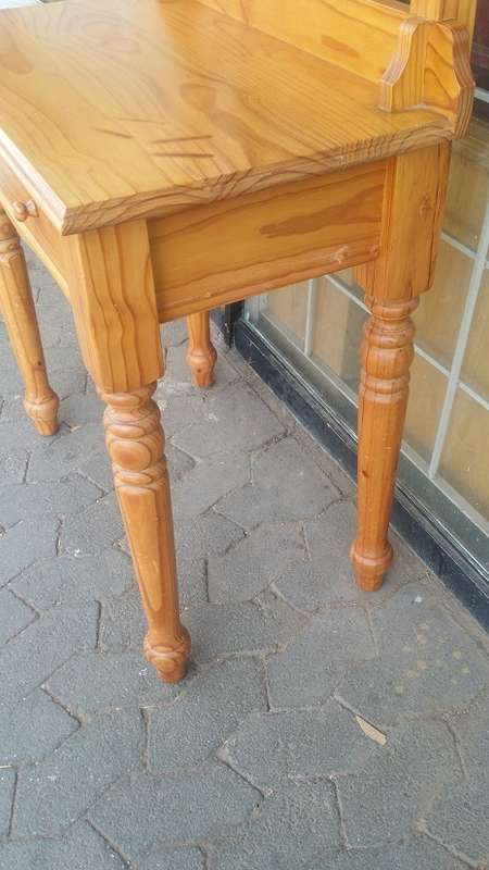 A FABULOUS  ONE DRAWER DRESSING TABLE ( COLLECTION EDENVALE JHB )