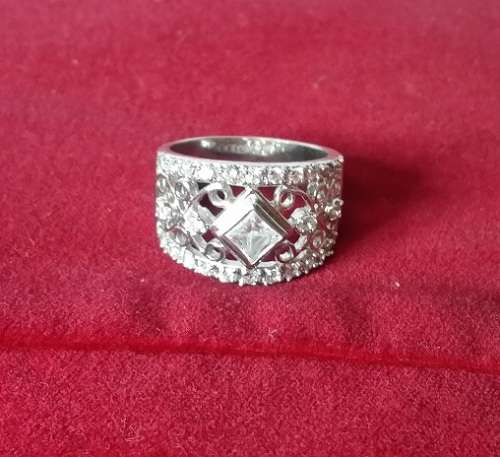 A STUNNING HONEY RING ( NOT SILVER )