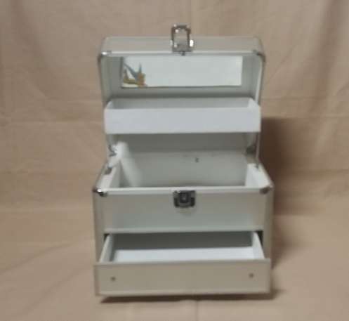 A FABULOUS  JEWELLERY / STORAGE  BOX
