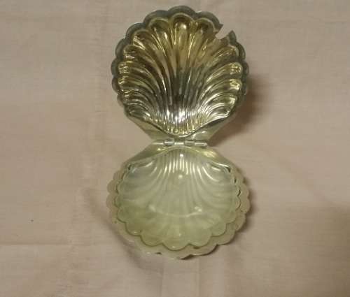 A FABULOUS  VINTAGE SHELL SHAPE BUTTER DISH WITH GLASS INNER