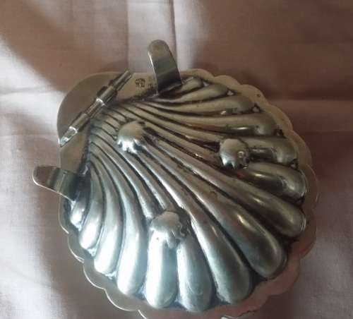 A FABULOUS  VINTAGE SHELL SHAPE BUTTER DISH WITH GLASS INNER