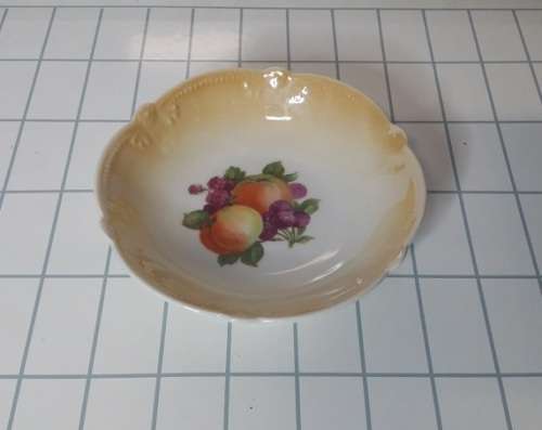 A  LOVELY LUSTER  PIN  DISH 13 CM X 3 CM