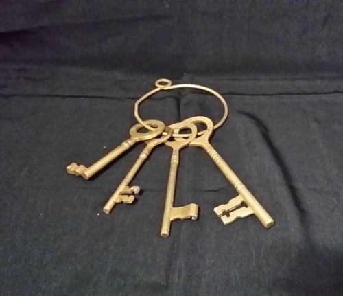 VINTAGE SKELETON BRASS KEYS ON A RING