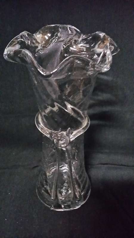 BEAUTIFUL CLEAR GLASS VASE