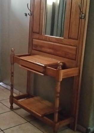 FURNITURE >> SOLID OAK  COAT AND HAT  HALLSTAND WITH  BEVELED MIRROR /  COLLECTION EDENVALE JHB