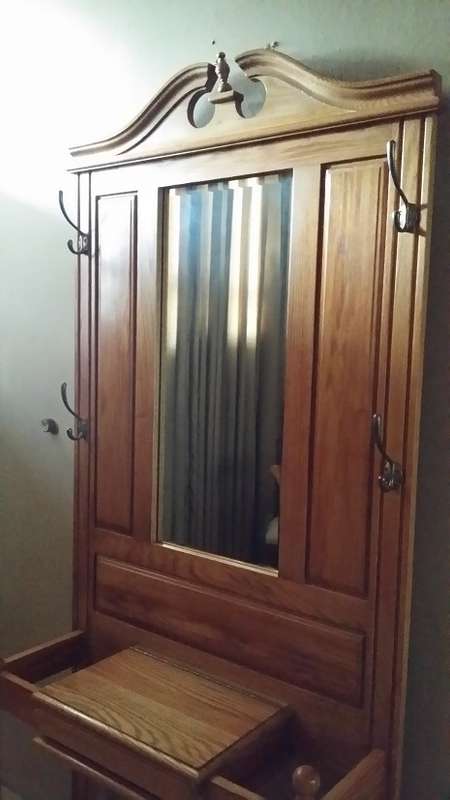 FURNITURE >> SOLID OAK  COAT AND HAT  HALLSTAND WITH  BEVELED MIRROR /  COLLECTION EDENVALE JHB