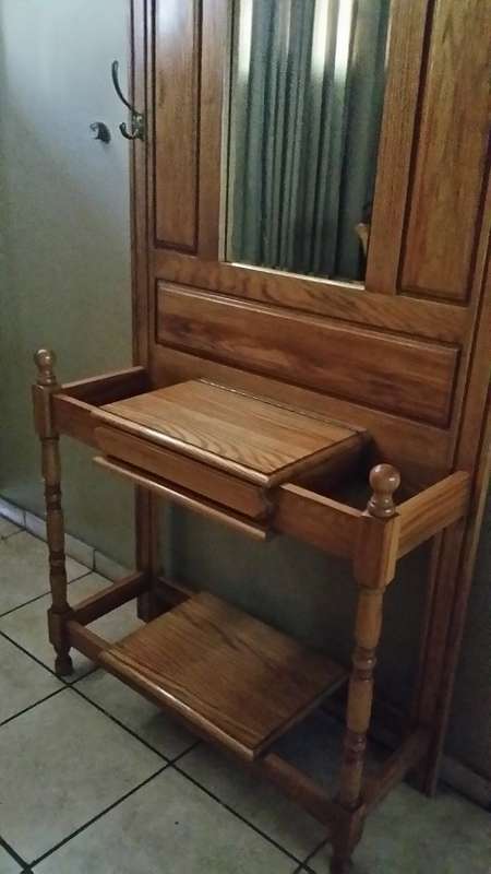 FURNITURE >> SOLID OAK  COAT AND HAT  HALLSTAND WITH  BEVELED MIRROR /  COLLECTION EDENVALE JHB