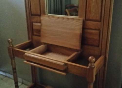 FURNITURE >> SOLID OAK  COAT AND HAT  HALLSTAND WITH  BEVELED MIRROR /  COLLECTION EDENVALE JHB