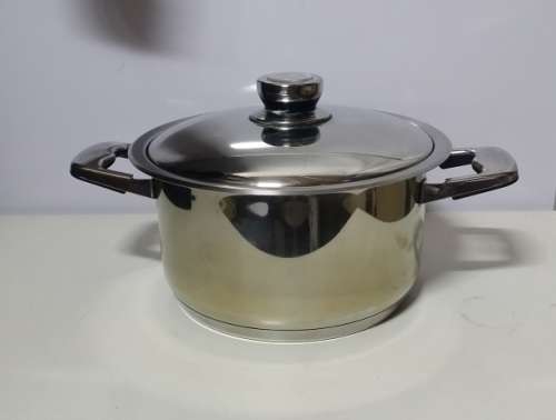 A BASTILLE 28 CM DIAMETER X 14 CM DEEP WATERLESS COOKINGWARE  POT