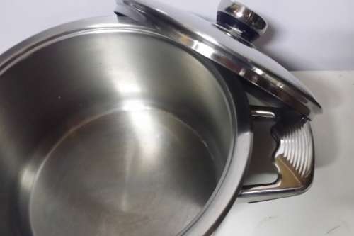 A BASTILLE 28 CM DIAMETER X 14 CM DEEP WATERLESS COOKINGWARE  POT