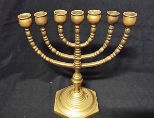 A BRASS CANDLELABRA  HOLD 7 CANDLES