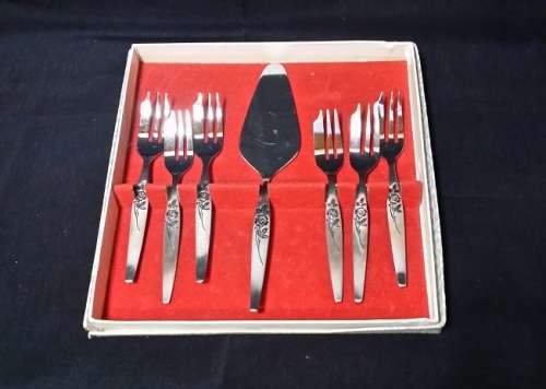 A CAKE SERVING SET