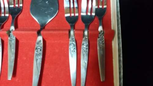 A CAKE SERVING SET
