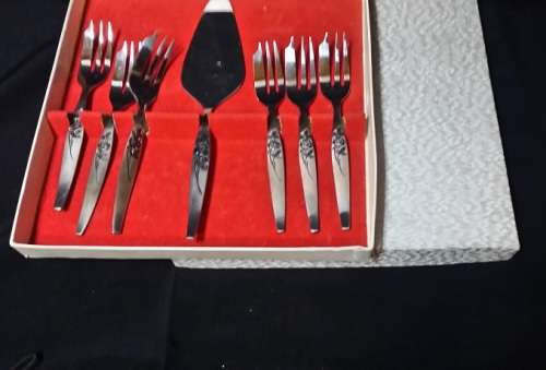 A CAKE SERVING SET