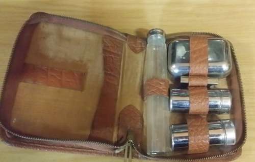 VANITY SET WITH LEATHER CASE