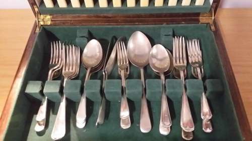 VINTAGE SILVER PLATED CUTLERY SET BONE HANDLE KNIVES IN WOODEN CADDIE BOX