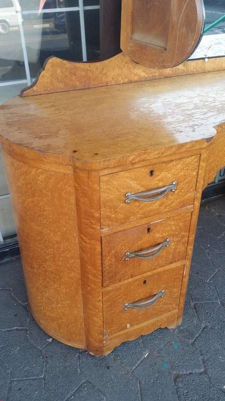 VINTAGE SEVEN DRAWER  WALLNUT DRESSING TALE / collection only Edenvale Jhb