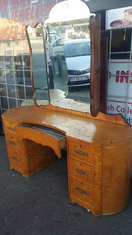 VINTAGE SEVEN DRAWER  WALLNUT DRESSING TALE / collection only Edenvale Jhb