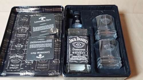 JACK DANIEL DISTILLERY  BOTTLE AND GLASS SET IN TIN BOX