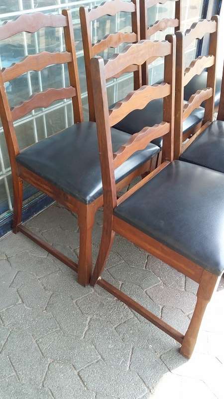 SET OF 6 VINTAGE WOOD  DINING CHAIRS    /  BUYER MUST COLLECT EDENVALE JHB
