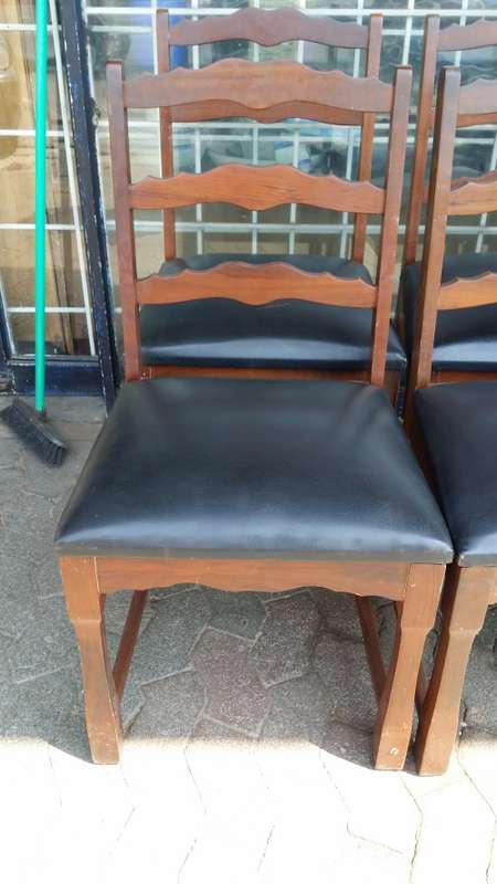 SET OF 6 VINTAGE WOOD  DINING CHAIRS    /  BUYER MUST COLLECT EDENVALE JHB