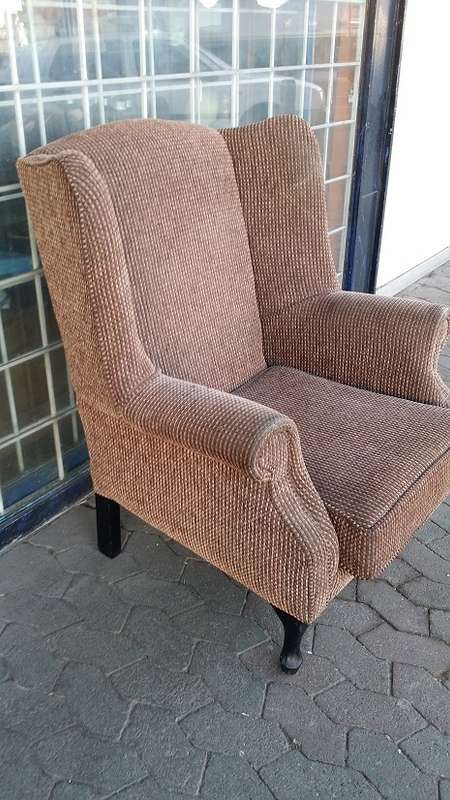 BROWN WING BACK CHAIR /  BUYER MUST COLLECT EDENVALE JHB