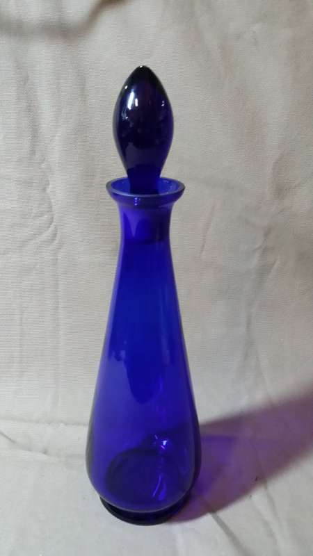 A VINTAGE COBALT BLUE GLASS DECANTER