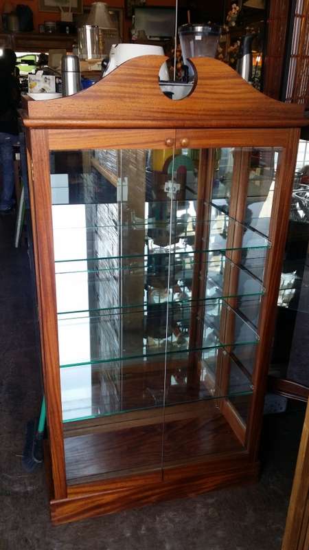 BEAUTIFUL DAINTY 2 DOOR SHOWCASE MIRROR BACK / BUYER MUST COLLECT IN EDENVALE JHB