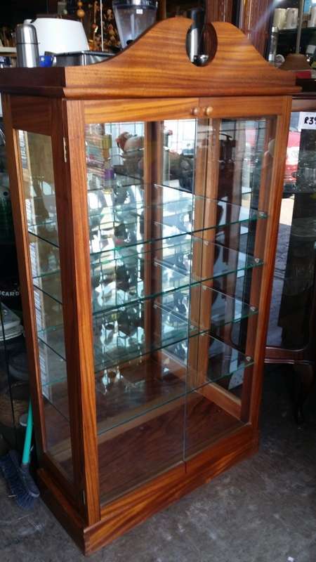 BEAUTIFUL DAINTY 2 DOOR SHOWCASE MIRROR BACK / BUYER MUST COLLECT IN EDENVALE JHB