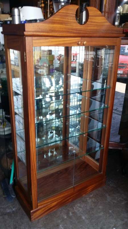 BEAUTIFUL DAINTY 2 DOOR SHOWCASE MIRROR BACK / BUYER MUST COLLECT IN EDENVALE JHB