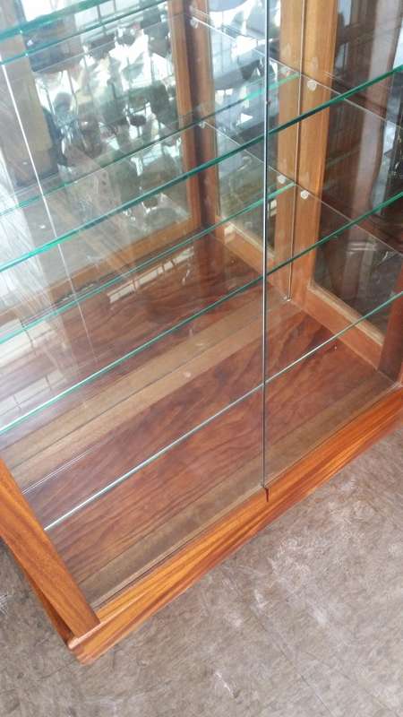 BEAUTIFUL DAINTY 2 DOOR SHOWCASE MIRROR BACK / BUYER MUST COLLECT IN EDENVALE JHB