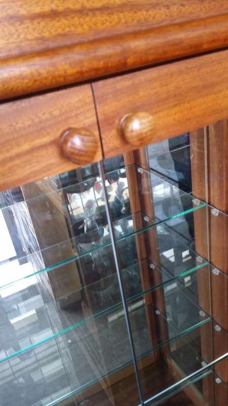 BEAUTIFUL DAINTY 2 DOOR SHOWCASE MIRROR BACK / BUYER MUST COLLECT IN EDENVALE JHB