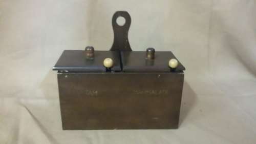 WOODEN CONTAINER WITH 2 GLASS JARS AND 2 TEASPPONS
