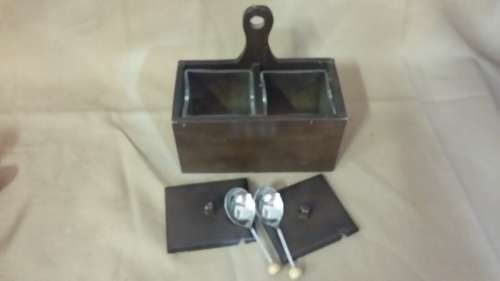 WOODEN CONTAINER WITH 2 GLASS JARS AND 2 TEASPPONS