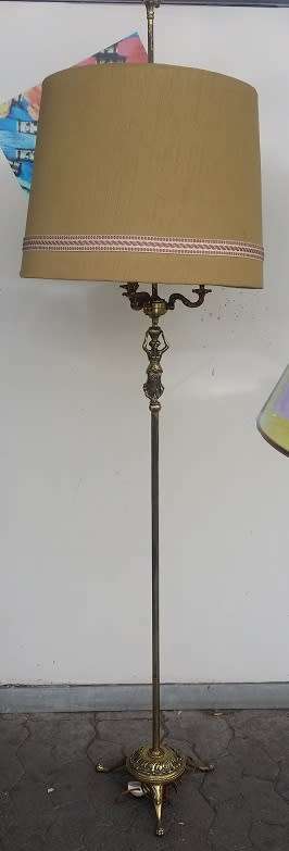 BRASS STANDING LAMP WITH BEAUTIFUL FIGURINE  DETAIL  / BUYER MUST COLLECT IN EDENVALE JHB