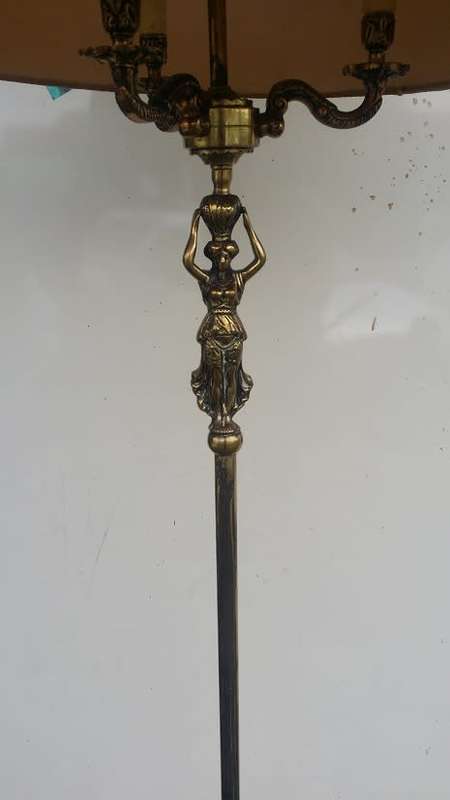 BRASS STANDING LAMP WITH BEAUTIFUL FIGURINE  DETAIL  / BUYER MUST COLLECT IN EDENVALE JHB