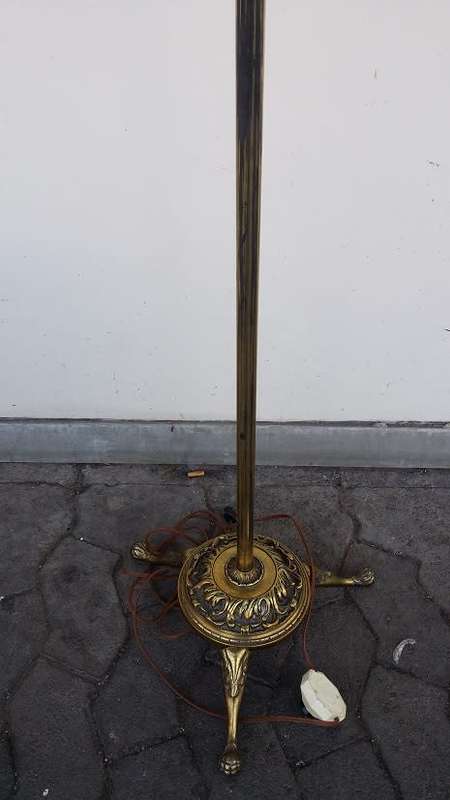 BRASS STANDING LAMP WITH BEAUTIFUL FIGURINE  DETAIL  / BUYER MUST COLLECT IN EDENVALE JHB