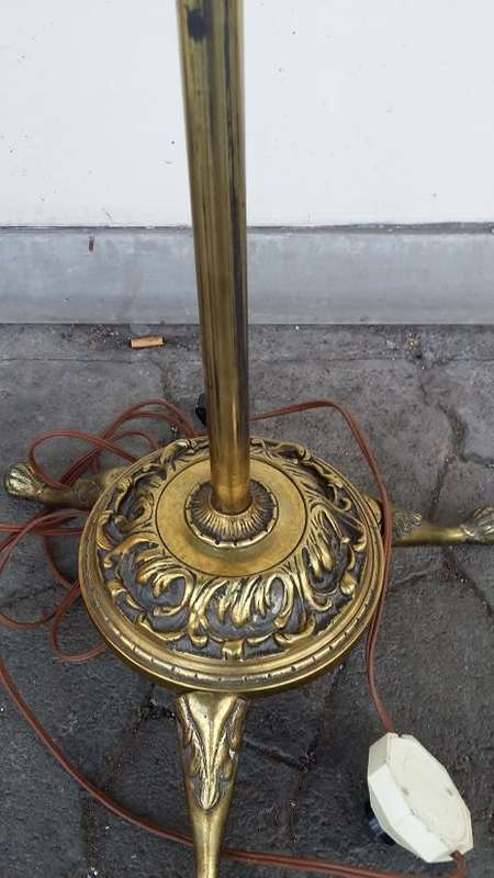 BRASS STANDING LAMP WITH BEAUTIFUL FIGURINE  DETAIL  / BUYER MUST COLLECT IN EDENVALE JHB