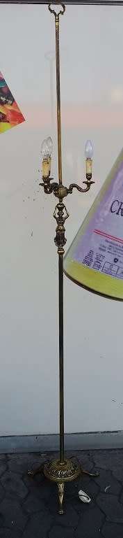 BRASS STANDING LAMP WITH BEAUTIFUL FIGURINE  DETAIL  / BUYER MUST COLLECT IN EDENVALE JHB