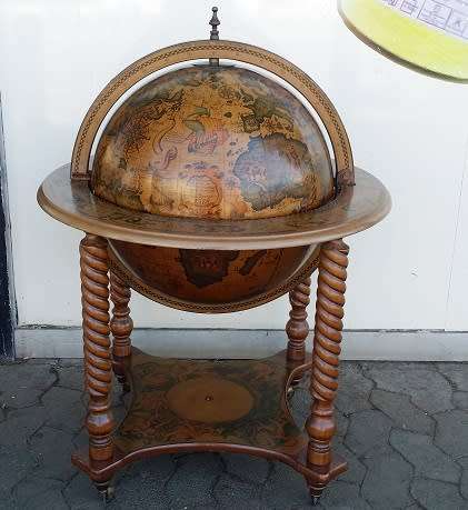 A MAGNIFICENT WOODEN  WORLD GLOBE  BAR ,  LID DOME LIFTS OPEN TO BAR  / COLLECTION ONLY EDENVALE JHB