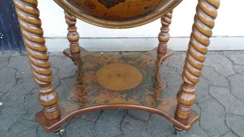 A MAGNIFICENT WOODEN  WORLD GLOBE  BAR ,  LID DOME LIFTS OPEN TO BAR  / COLLECTION ONLY EDENVALE JHB