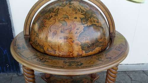 A MAGNIFICENT WOODEN  WORLD GLOBE  BAR ,  LID DOME LIFTS OPEN TO BAR  / COLLECTION ONLY EDENVALE JHB