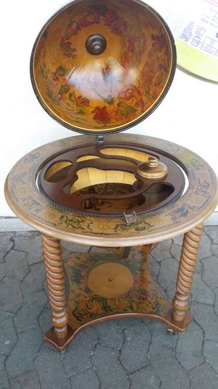 A MAGNIFICENT WOODEN  WORLD GLOBE  BAR ,  LID DOME LIFTS OPEN TO BAR  / COLLECTION ONLY EDENVALE JHB