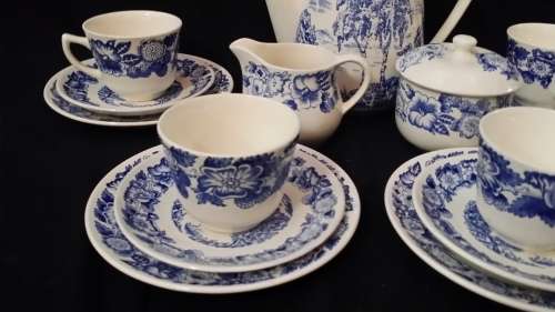 17 PIECE WHITE AND BLUE EGERSUND NORWAY TEA SET